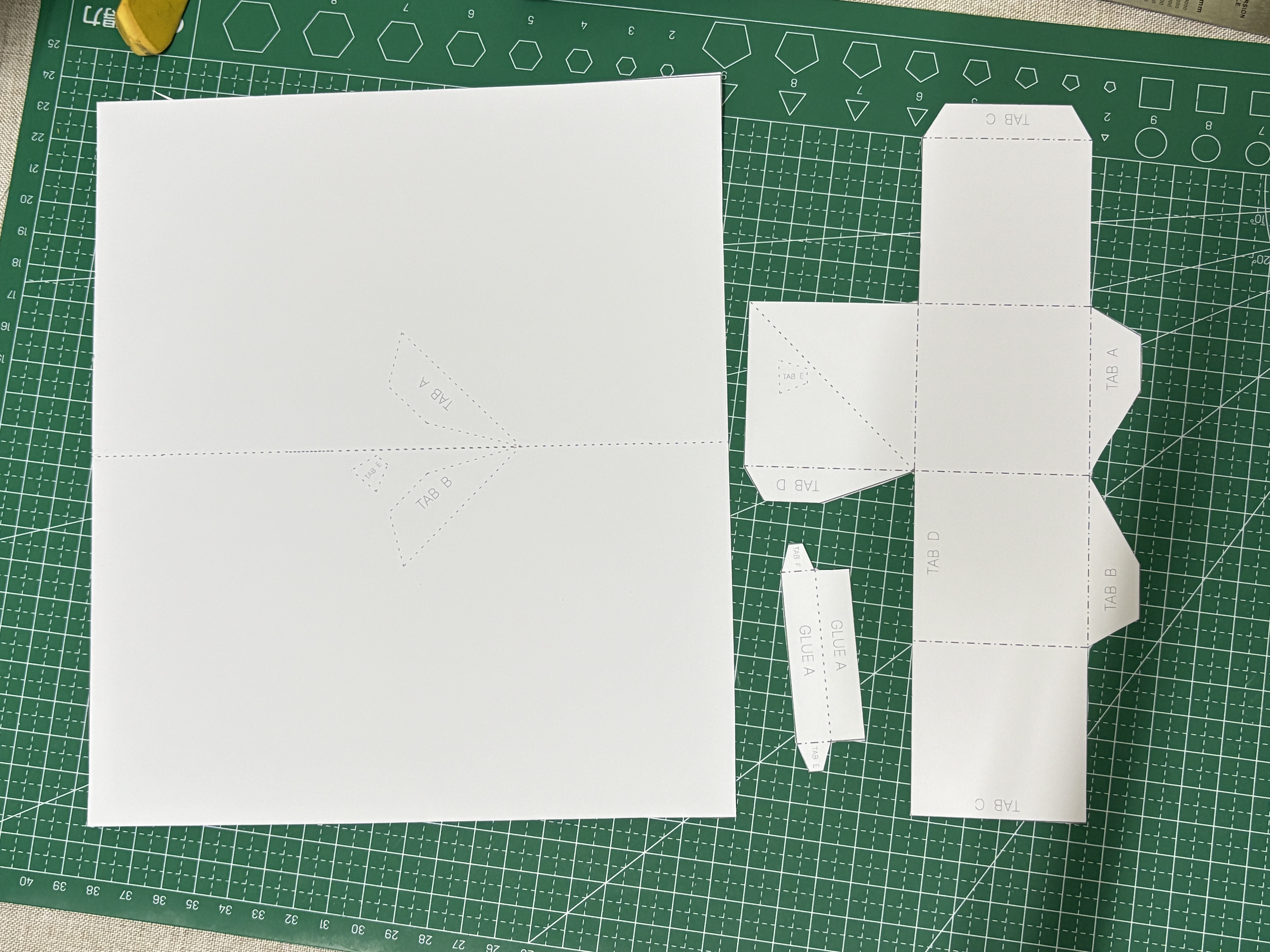 步骤 2 裁剪模板并进行压痕