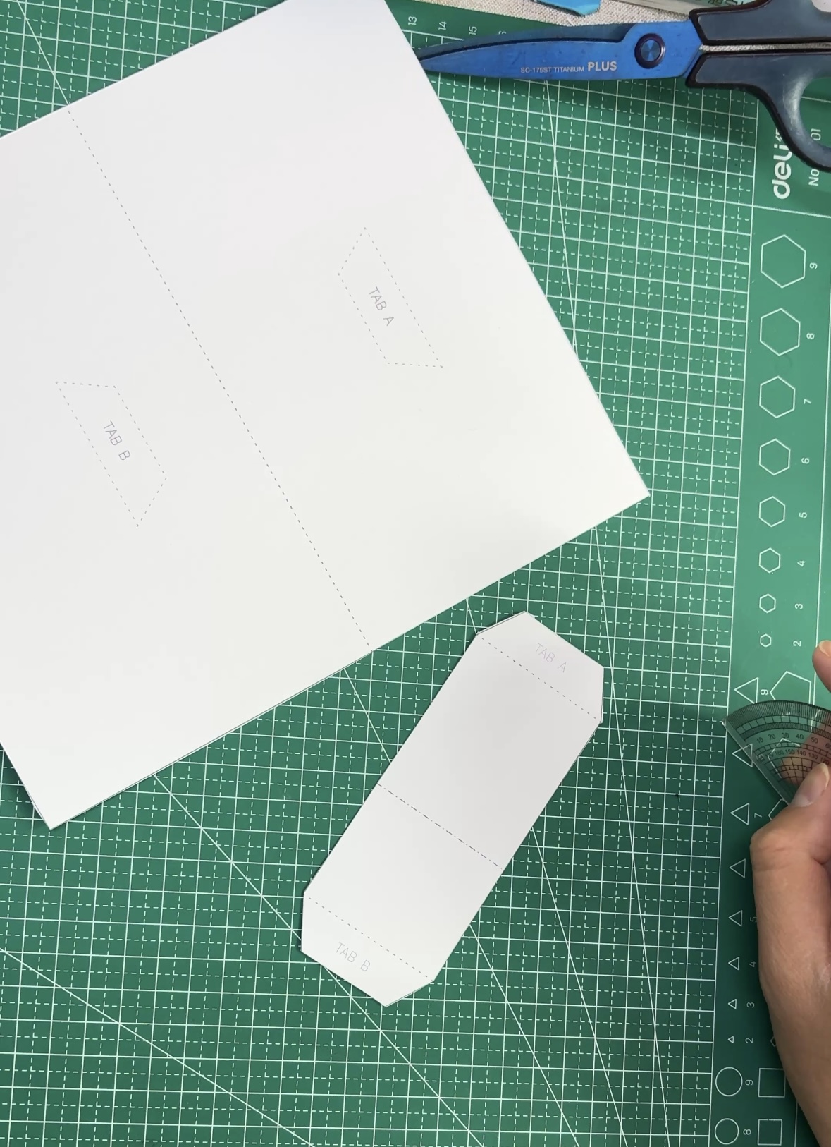 第 2 步裁剪与压痕