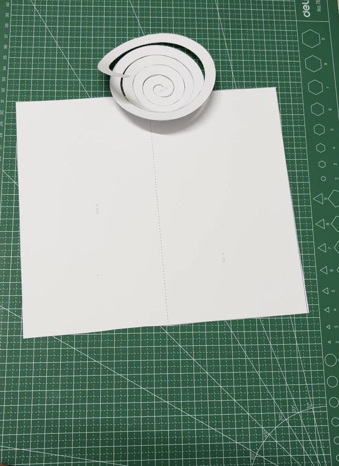 步骤 2 沿轮廓裁切并完成折线压痕