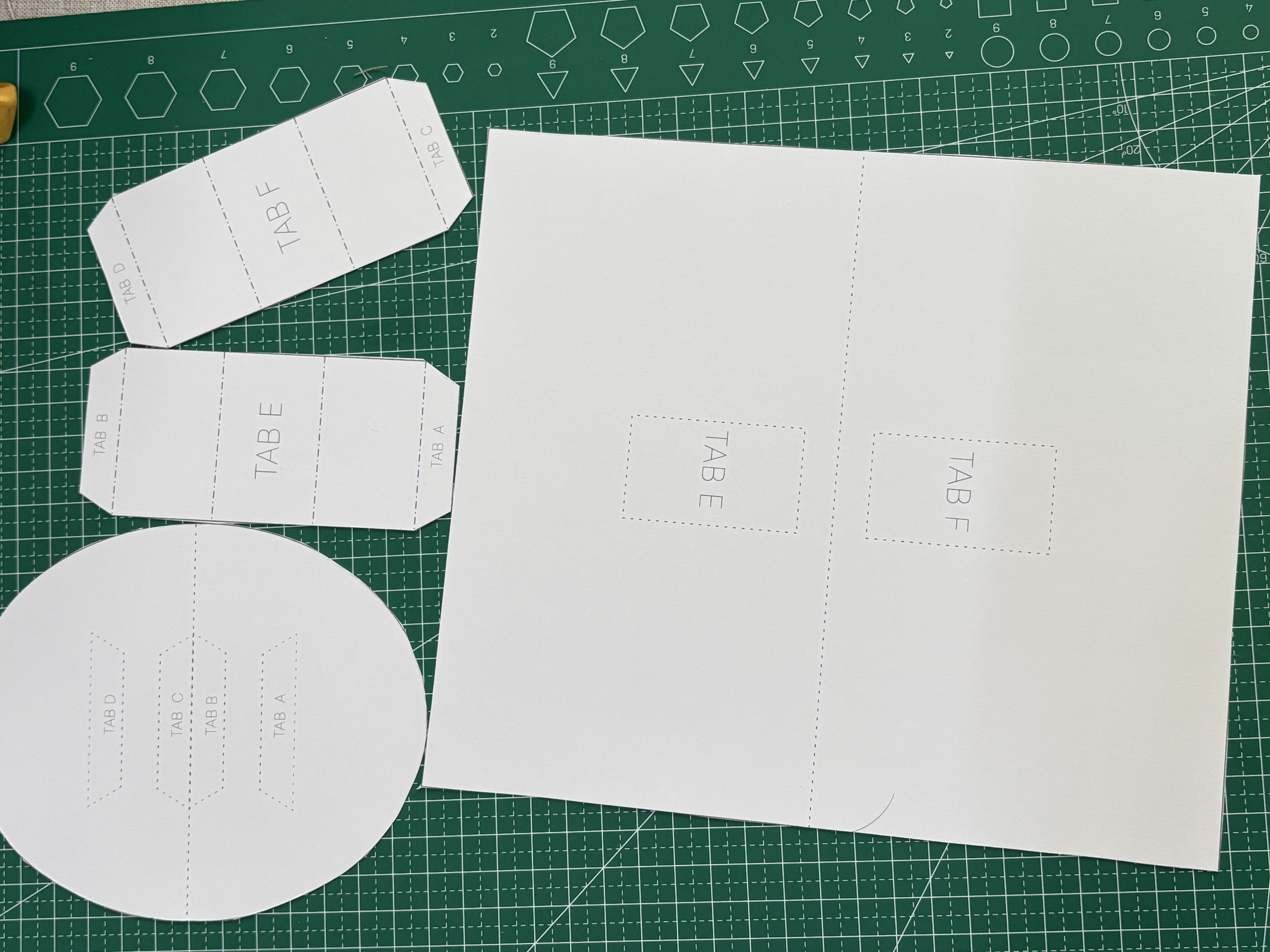 步骤 2 剪裁与折叠示意图