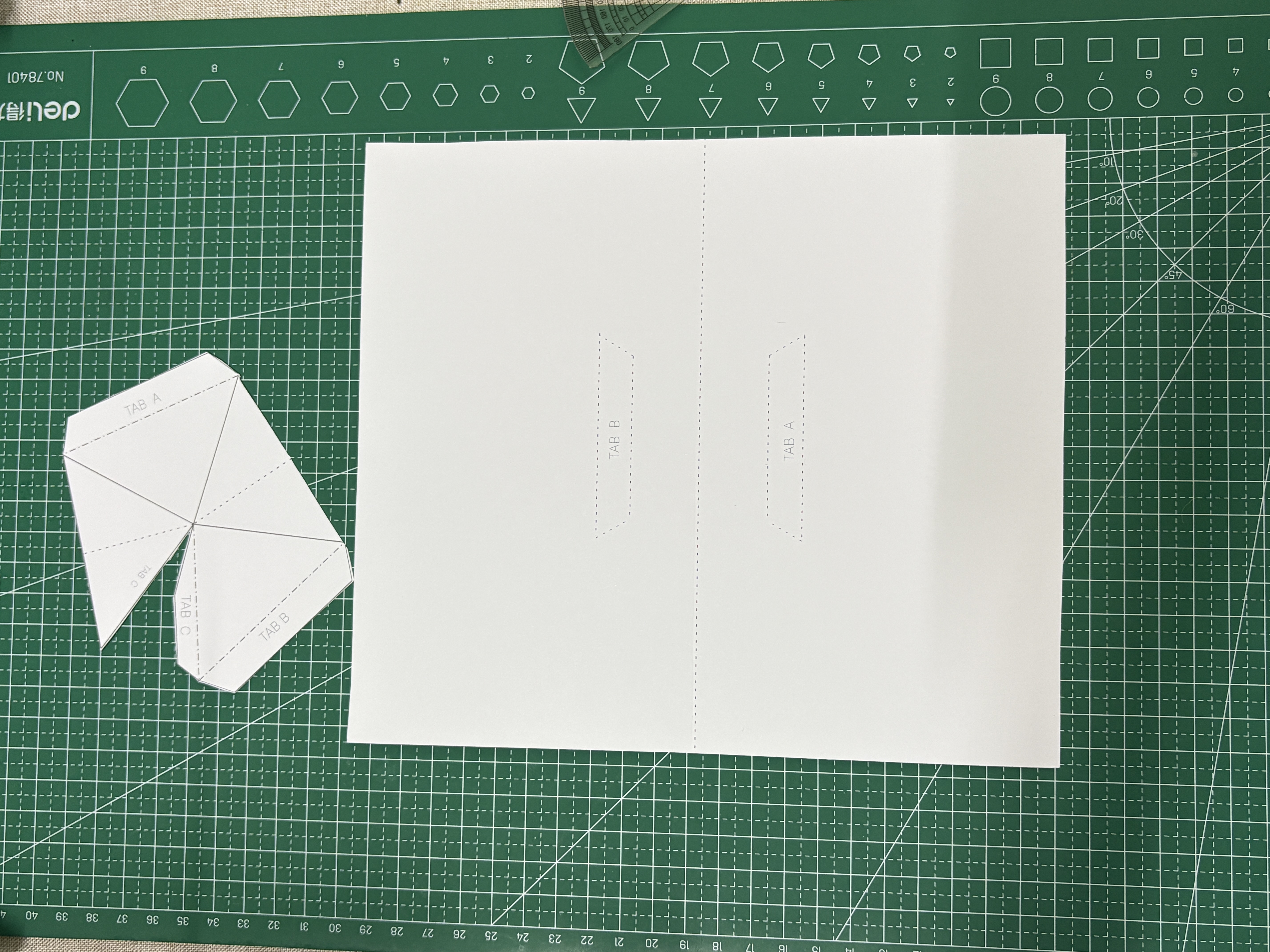 步骤 2 裁剪模板并进行压痕