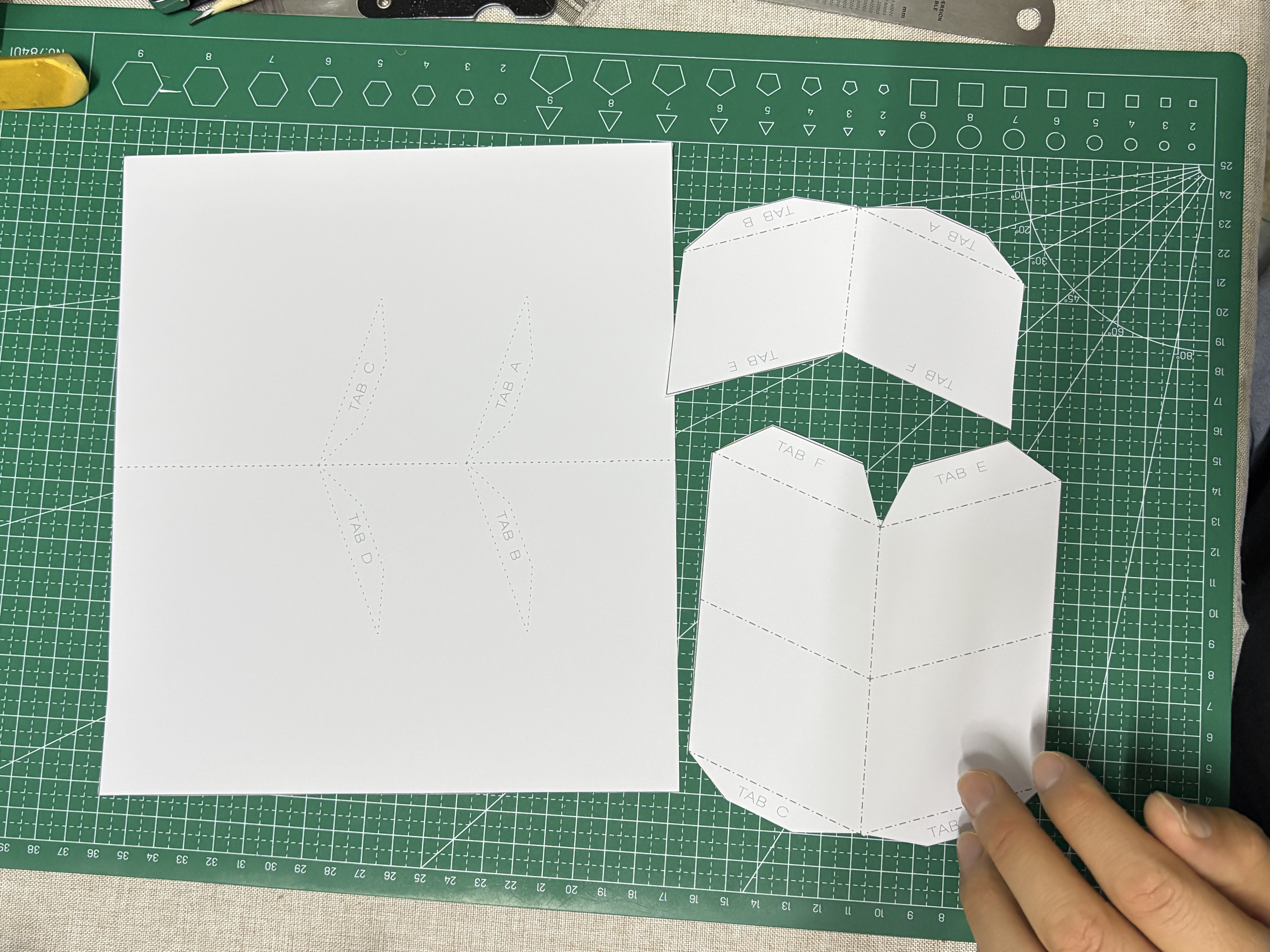 步骤 2 切割结构轮廓并处理折线压痕