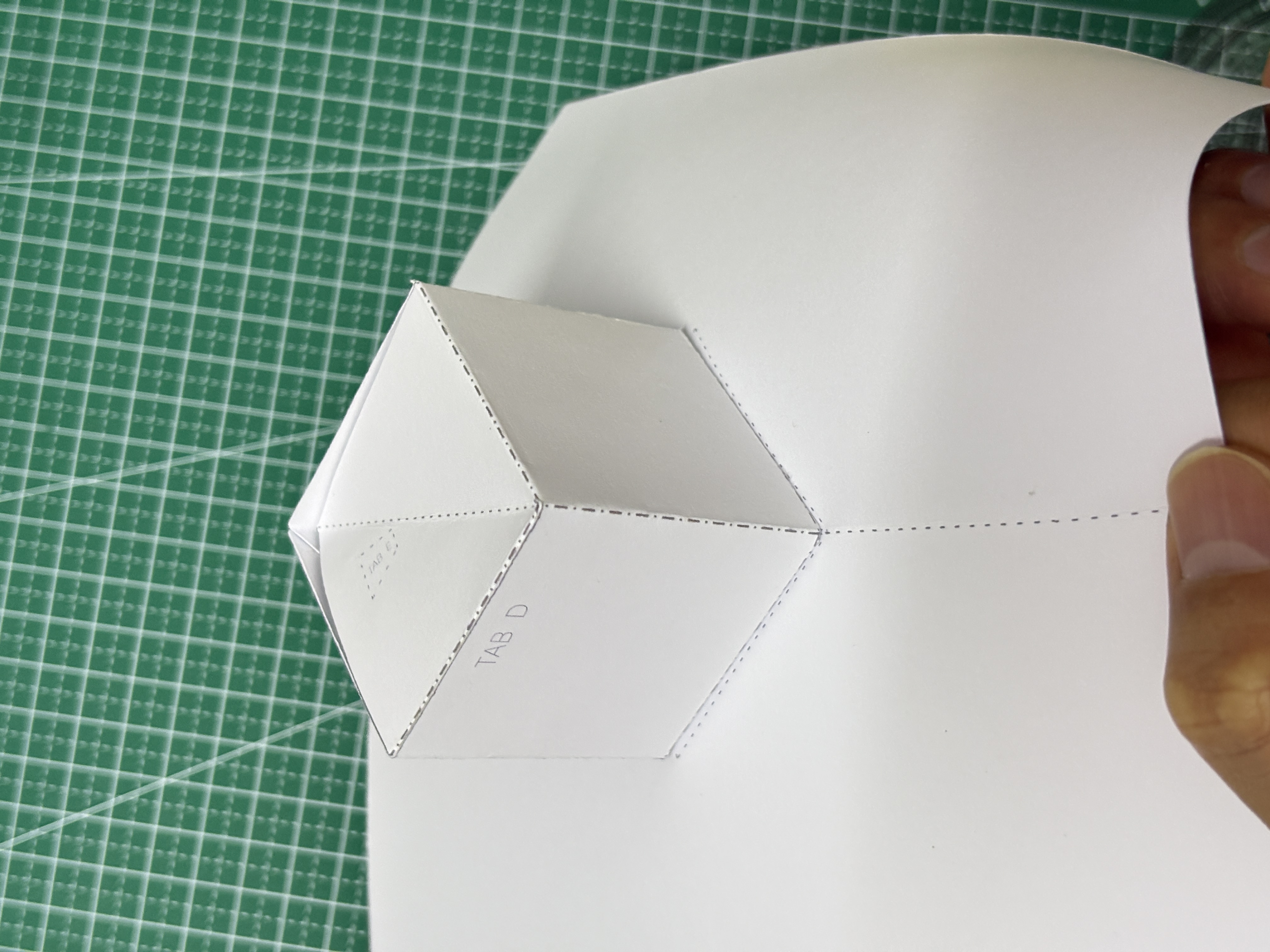 步骤 3 按顺序折叠并组装成立方体结构