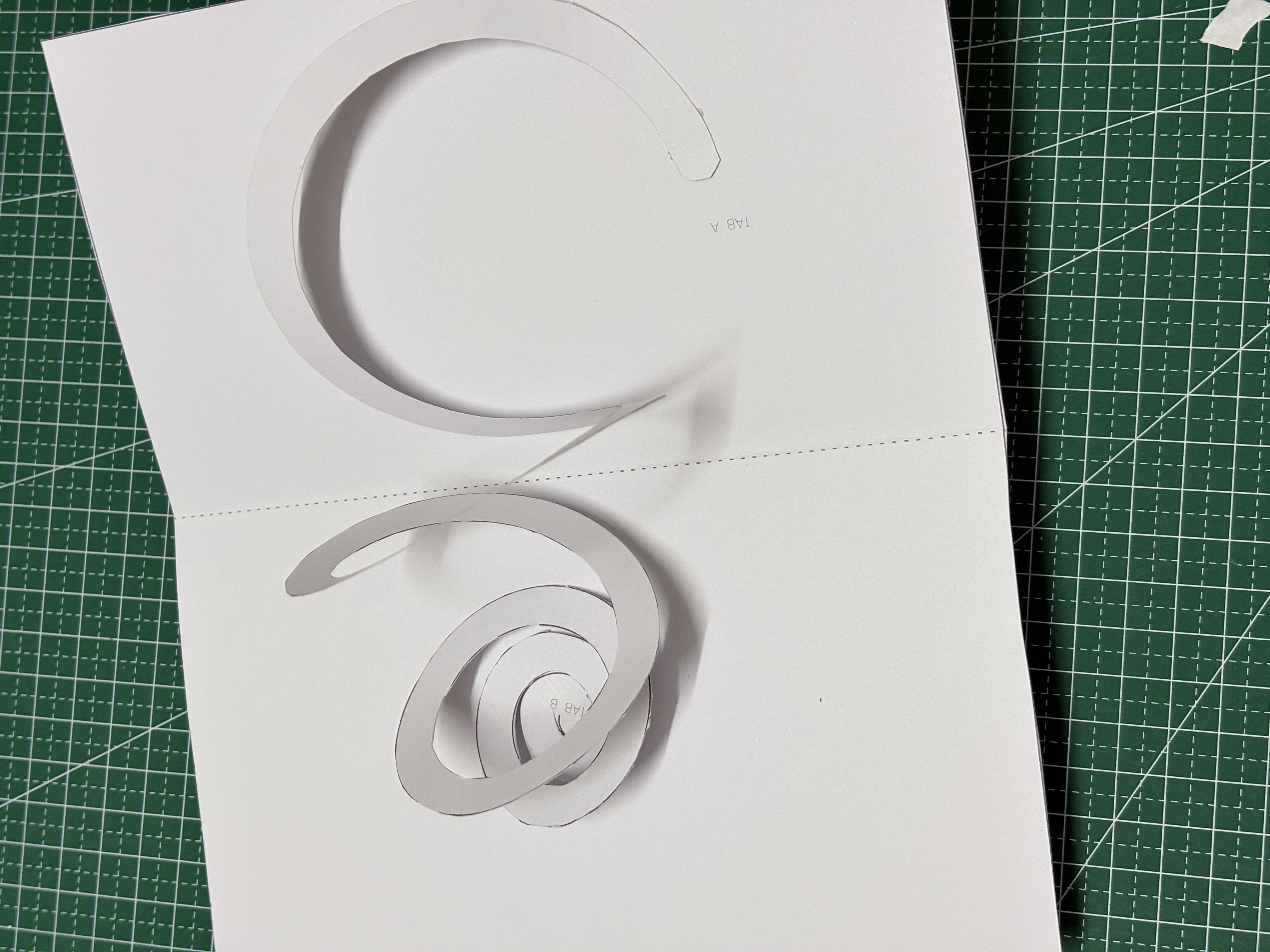 步骤 3 按图示粘贴组装并测试开合效果