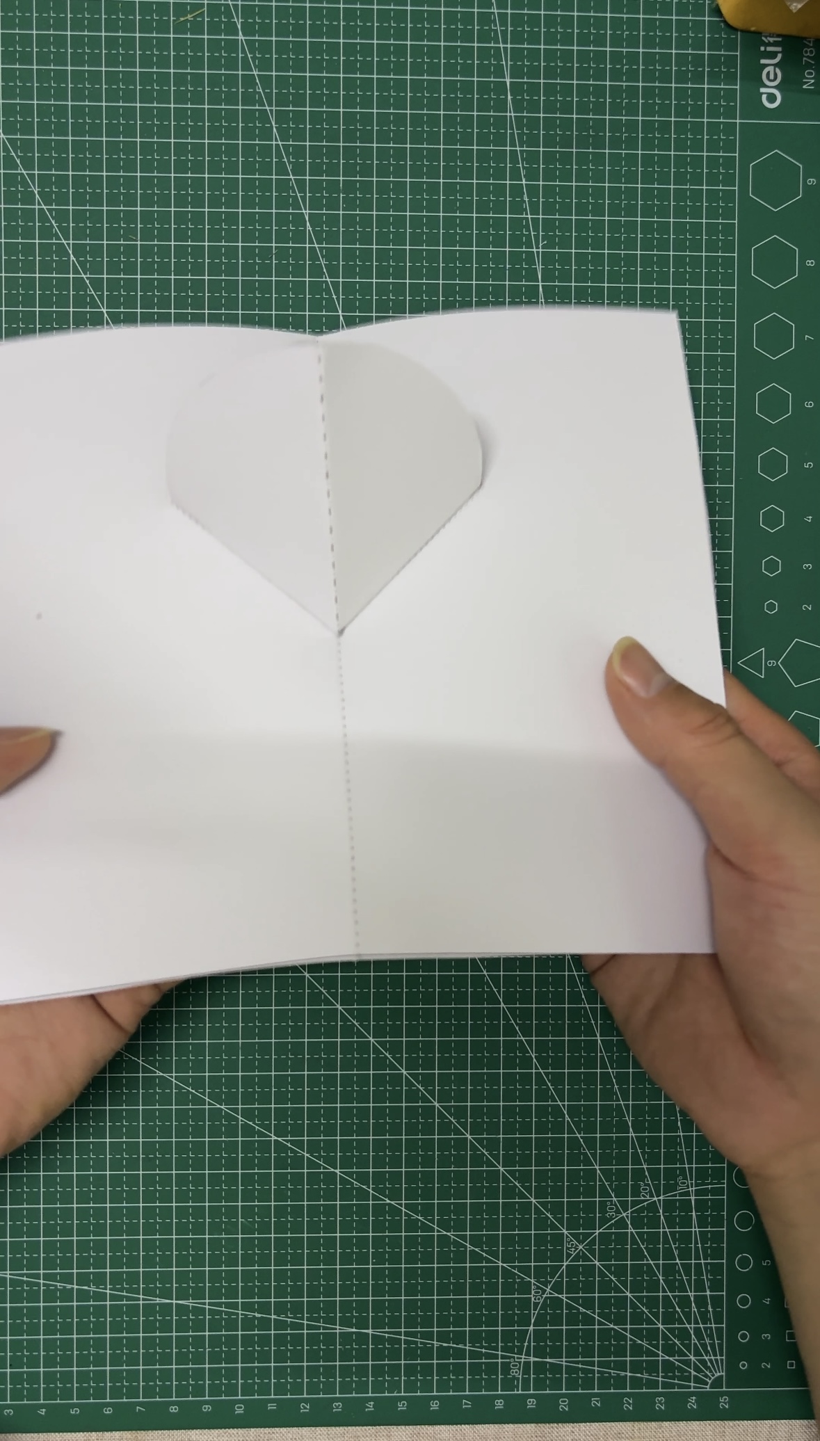 步骤 3 切割压线与折叠组装