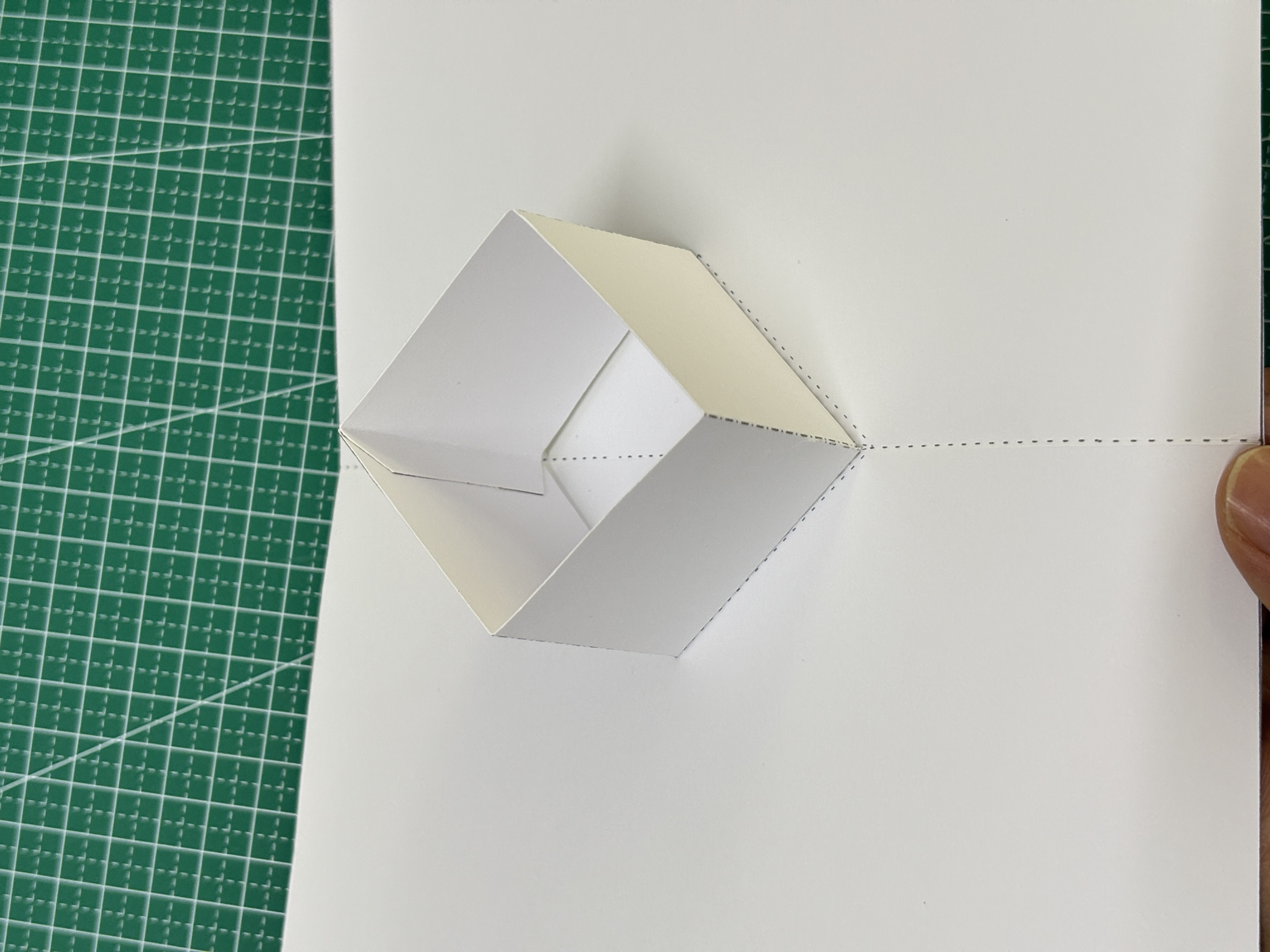 步骤 3 缓慢折叠并粘贴成型